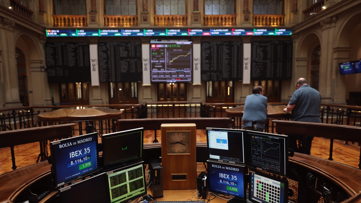 Caixabank y Sabadell aprovechan el alza del euríbor y lideran las subidas de la Bolsa en 2022