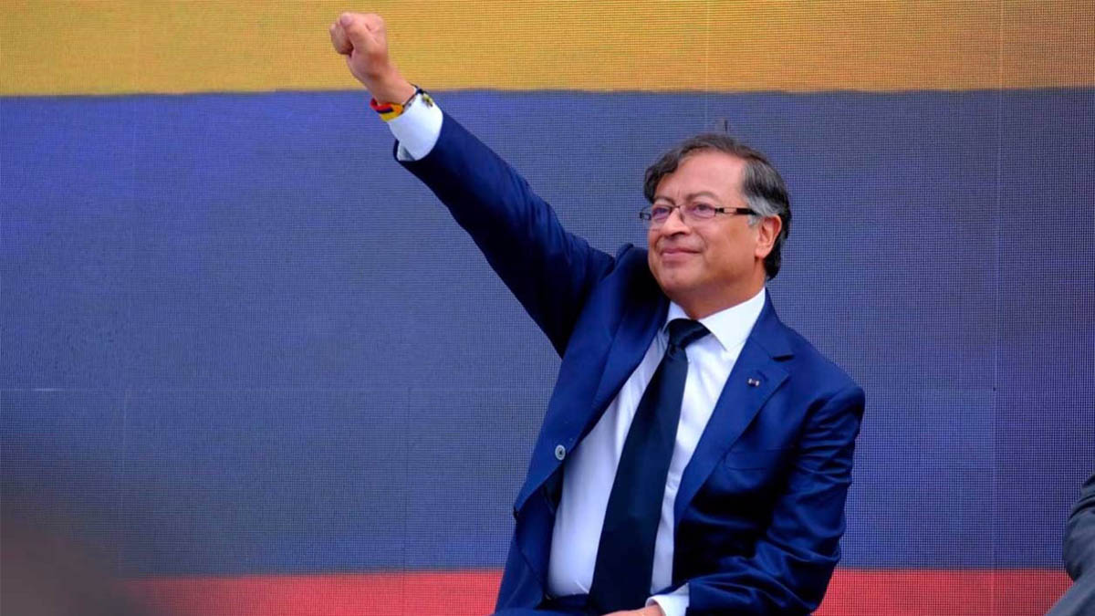Petro insta al ELN a dejar las armas en su investidura y anuncia una reforma fiscal «justa»