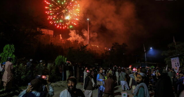 (VÍDEO) Los talibanes celebran con fuegos artificiales el aniversario de la retirada de EE.UU. de Afganistán: «Feliz libertad»