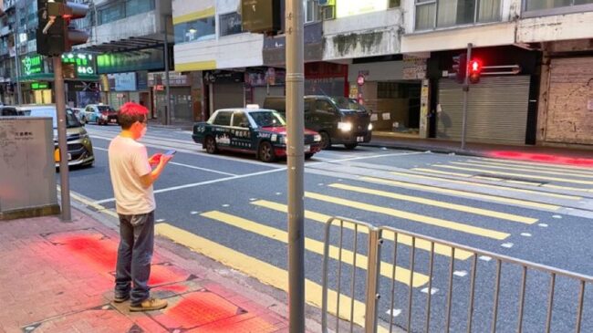 Hong Kong instala luces rojas en las aceras para peatones "adictos" al móvil