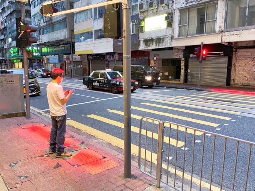 Hong Kong instala luces rojas en las aceras para peatones «adictos» al móvil