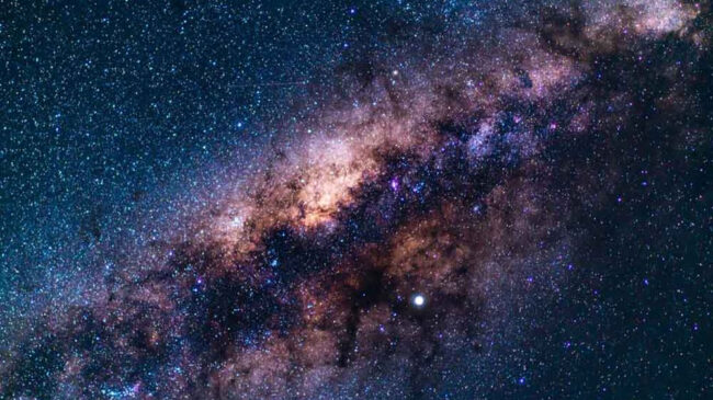 (VÍDEO) Un estudio revela cómo se formaron las estrellas del centro de la Vía Láctea