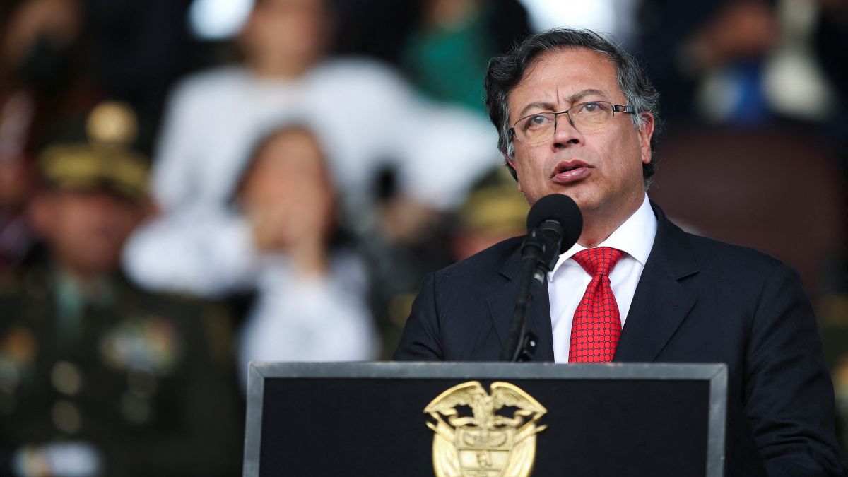 Petro suspende las órdenes de captura y extradición de los negociadores del ELN