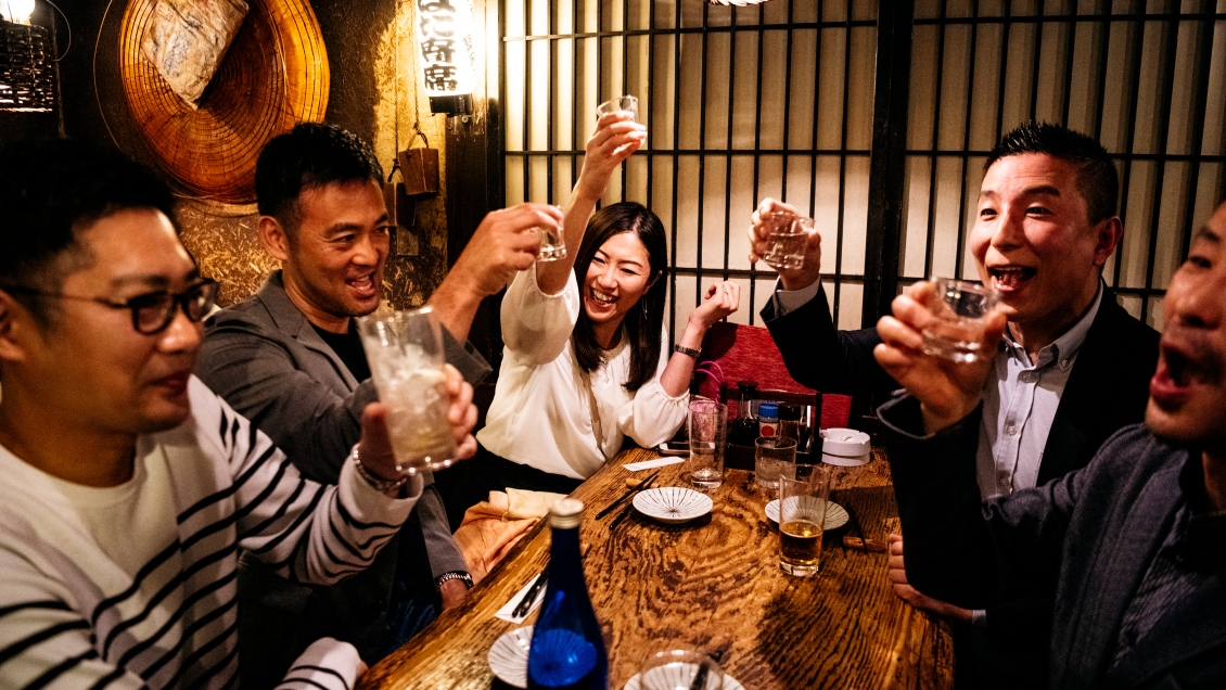 «¡Sake viva!»: la campaña de Japón para elevar el consumo de alcohol en jóvenes