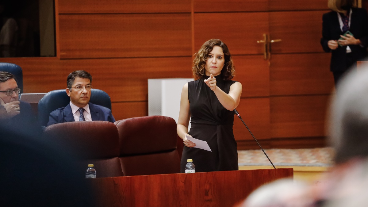 Ayuso se agarra a dos lagunas en el plan de ahorro para criticar su implementación