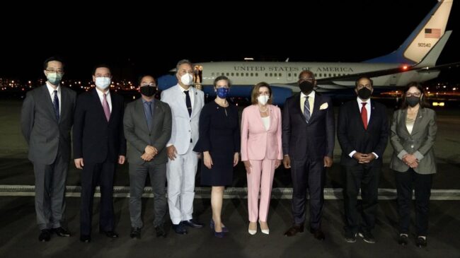 El avión de Pelosi aterriza en Taiwán y China lleva a cabo un despliegue militar ante su llegada