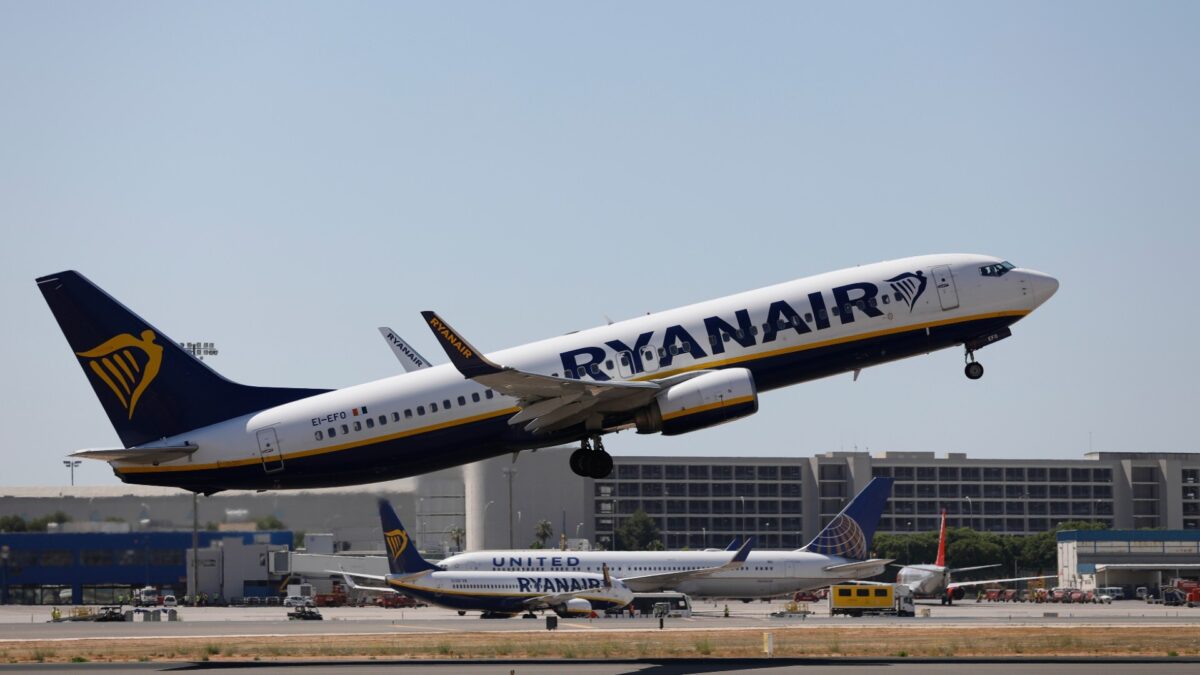 (VÍDEO) Un avión de Ryanair aborta el despegue y bloquea el aeropuerto de Tenerife Sur durante horas