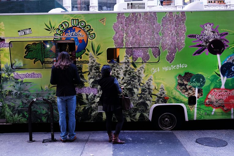 (VÍDEO) La policía retira una veintena de camionetas de Times Square por vender productos de cannabis sin licencia