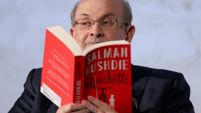 El escritor Salman Rushdie ha sufrido heridas de cuchillo en el cuello y su agresor ya ha sido detenido
