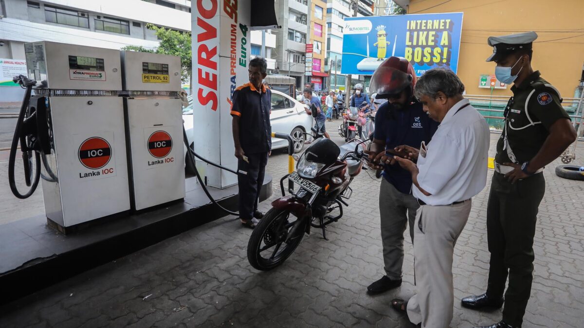 Un código QR para racionar el combustible: la nueva medida de Sri Lanka ante las pocas reservas, la crisis y el mercado negro