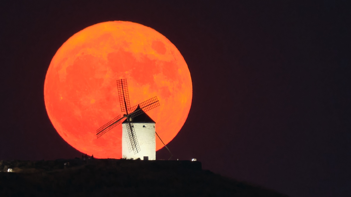 Cuándo y dónde ver la Luna de Esturión y las Perseidas, que iluminarán el cielo de agosto