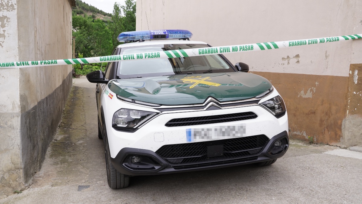 Los vecinos de Íllora (Granada) lloran la muerte de un joven y asaltan las casas de sus agresores