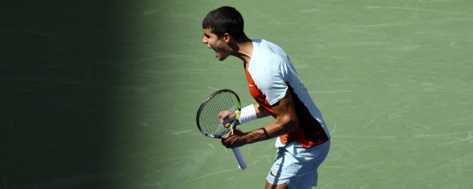 Carlos Alcaraz avanza a la segunda ronda del US Open tras la lesión de Sebatián Báez
