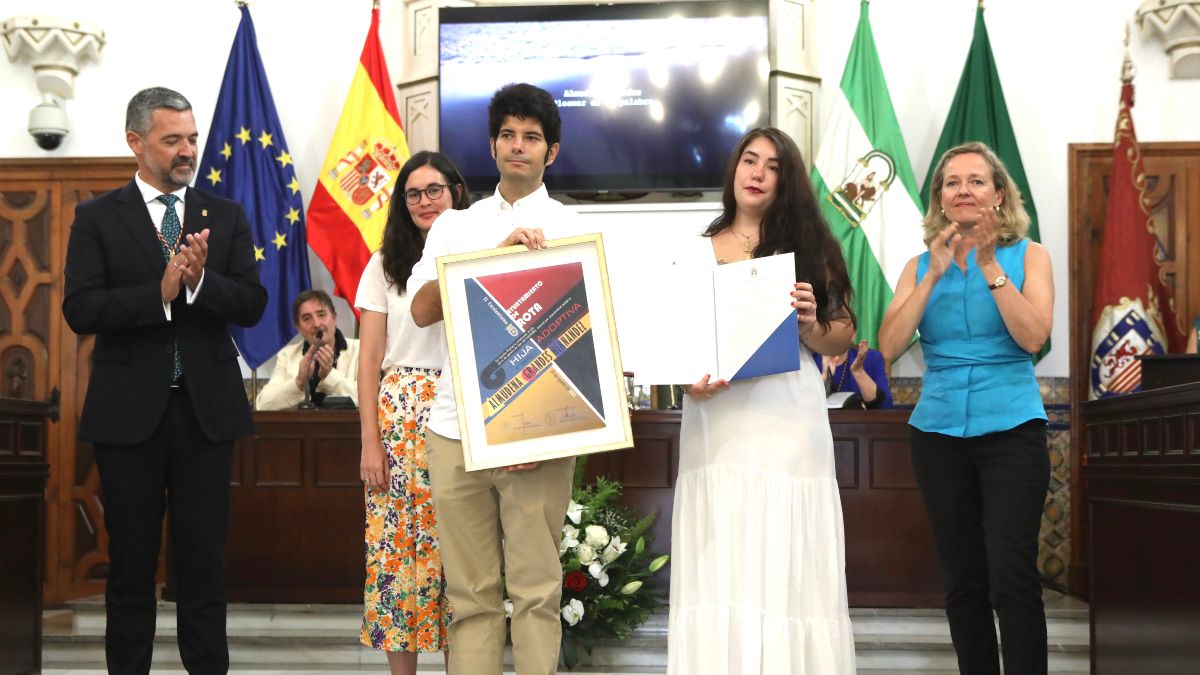 Almudena Grandes es nombrada Hija Adoptiva de la Villa de Rota (Cádiz)
