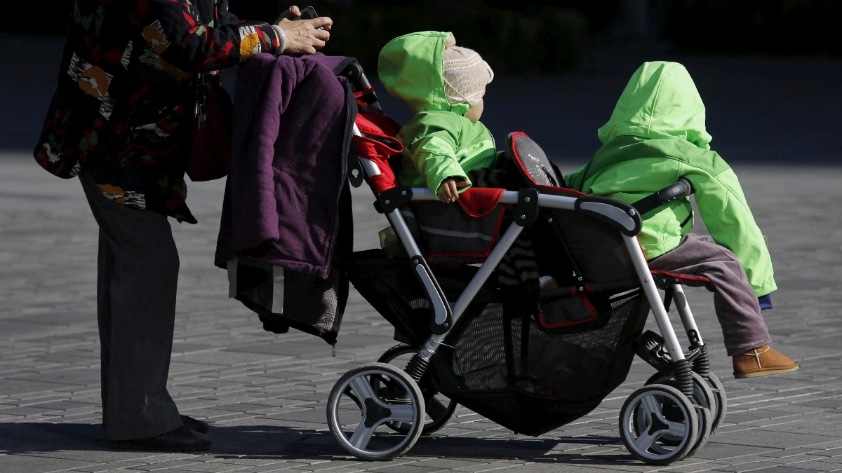 China se abriga ante el invierno demográfico y anuncia un plan para promover la natalidad