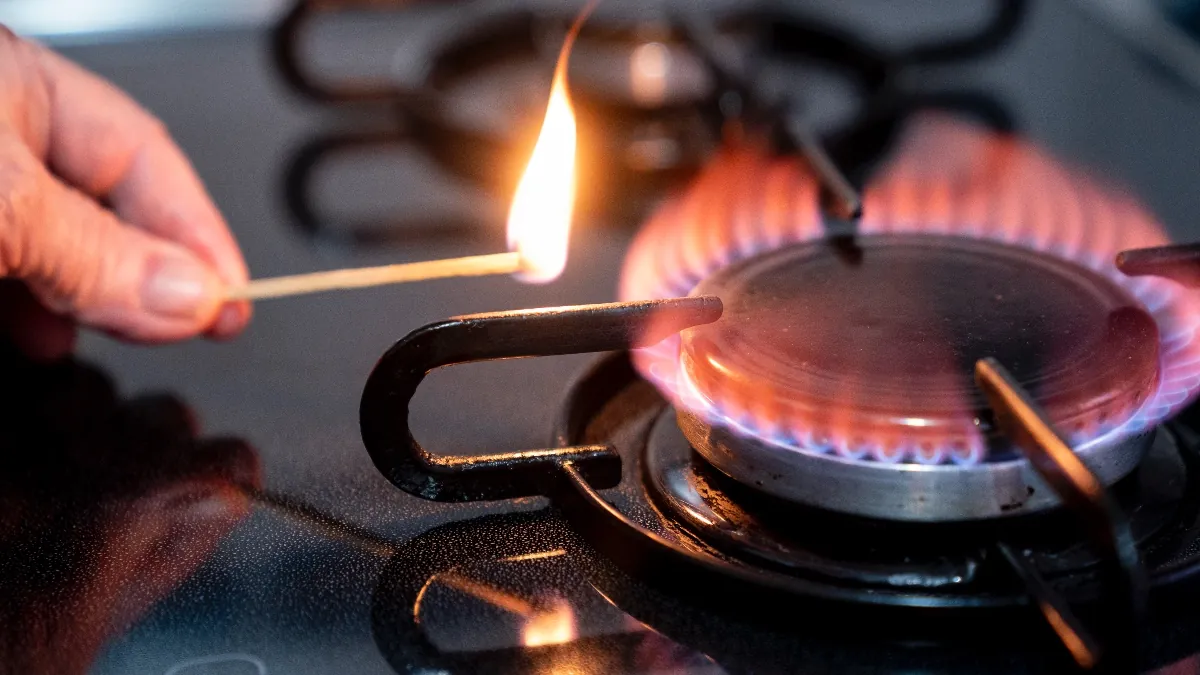 Empresas, industria y hogares recortan aún más su consumo de gas: en julio el 30%
