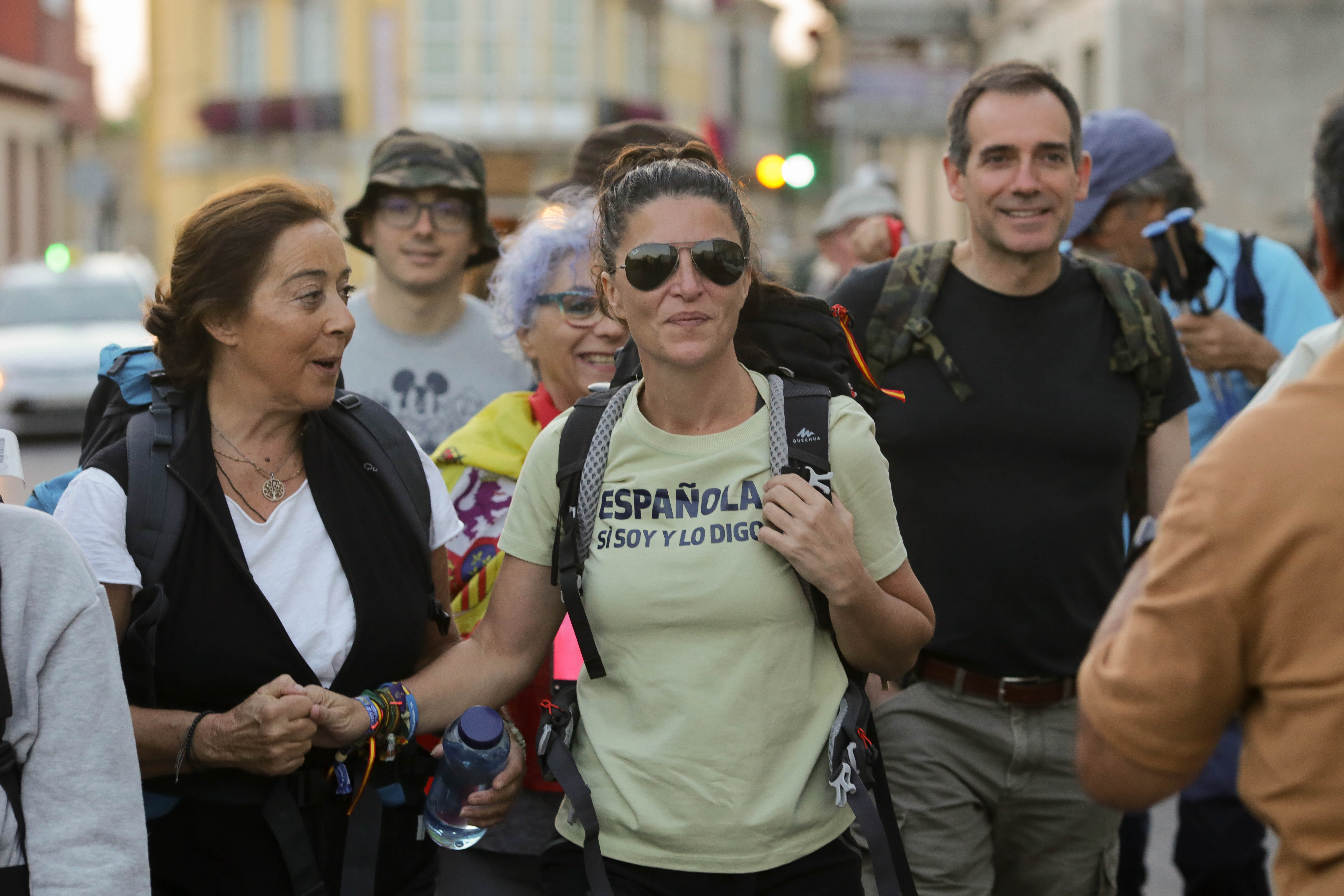 Macarena Olona alimenta los rumores sobre su retorno a Vox en pleno Camino de Santiago