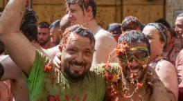 Cerca de 15.000 personas disfrutan de la Tomatina «más buñolera» y «familiar»