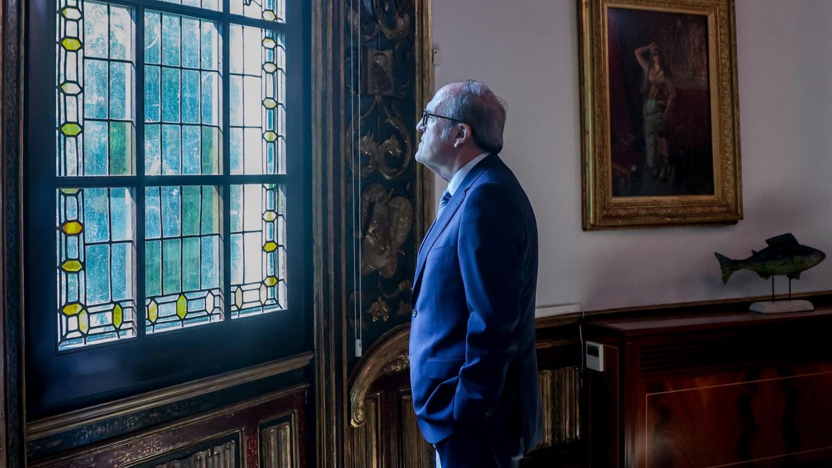 El Defensor del Pueblo pide información de las becas de Ayuso para alumnos con rentas altas