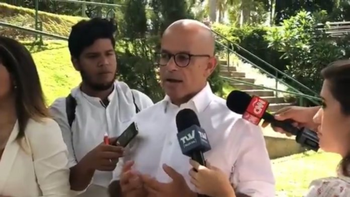 Venezuela impide la salida del país a un conocido abogado de derechos humanos