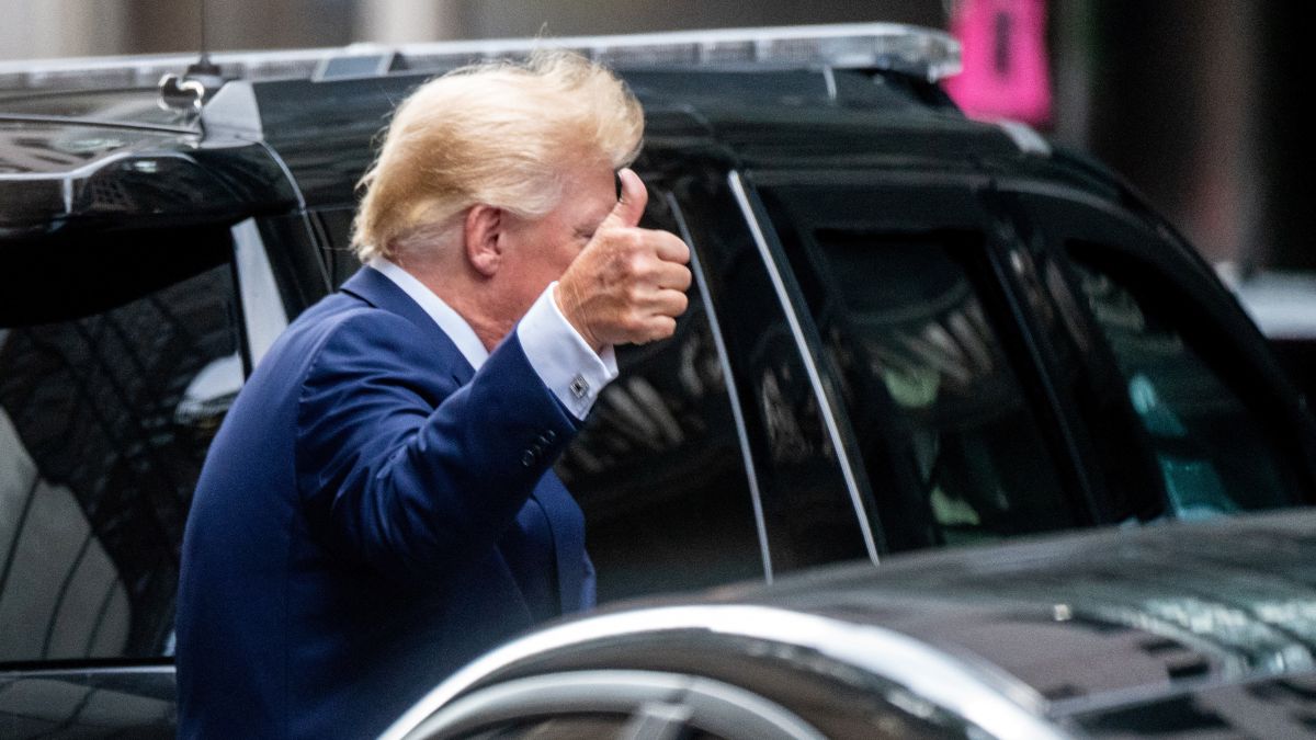 Trump pide al FBI que le devuelva los documentos incautados en el registro