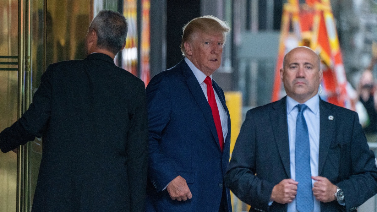 El FBI entrevistó a los abogados de la Casa Blanca por el robo de documentos de Trump
