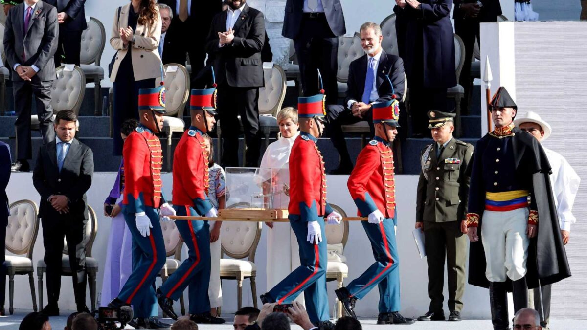 El Gobierno pide no caer en polémicas «intrascendentes» tras el gesto del Rey ante la espada de Bolívar