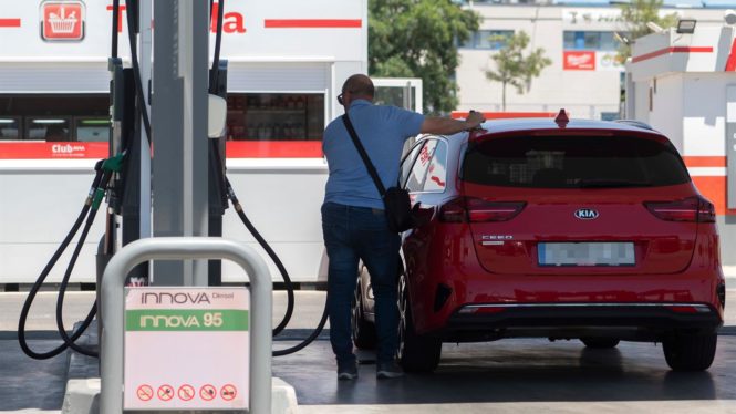 El precio de los carburantes se abarata más de un 16% desde junio y cae a mínimos de abril