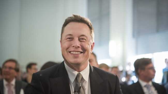 Elon Musk bromea en Twitter sobre comprar el Manchester United