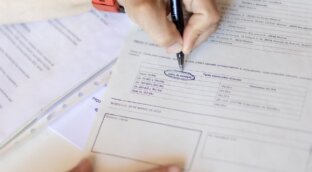 ¿Qué pasa con las hipotecas? Caen sin parar, pero siguen mejor que en la prepandemia