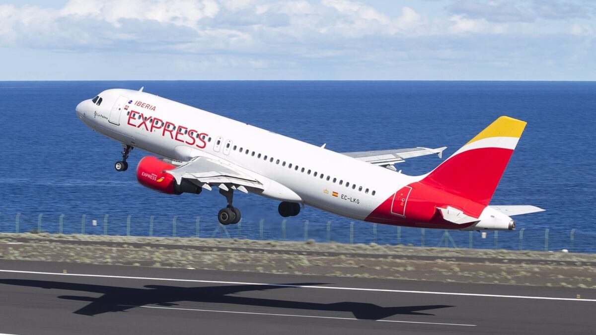 Comienza la huelga de tripulantes de Iberia Express: 3.700 clientes se han visto afectados