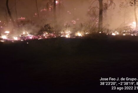 Efectivos del Infoca logran apagar las llamas en los seis focos del incendio de Benatae (Jaén)