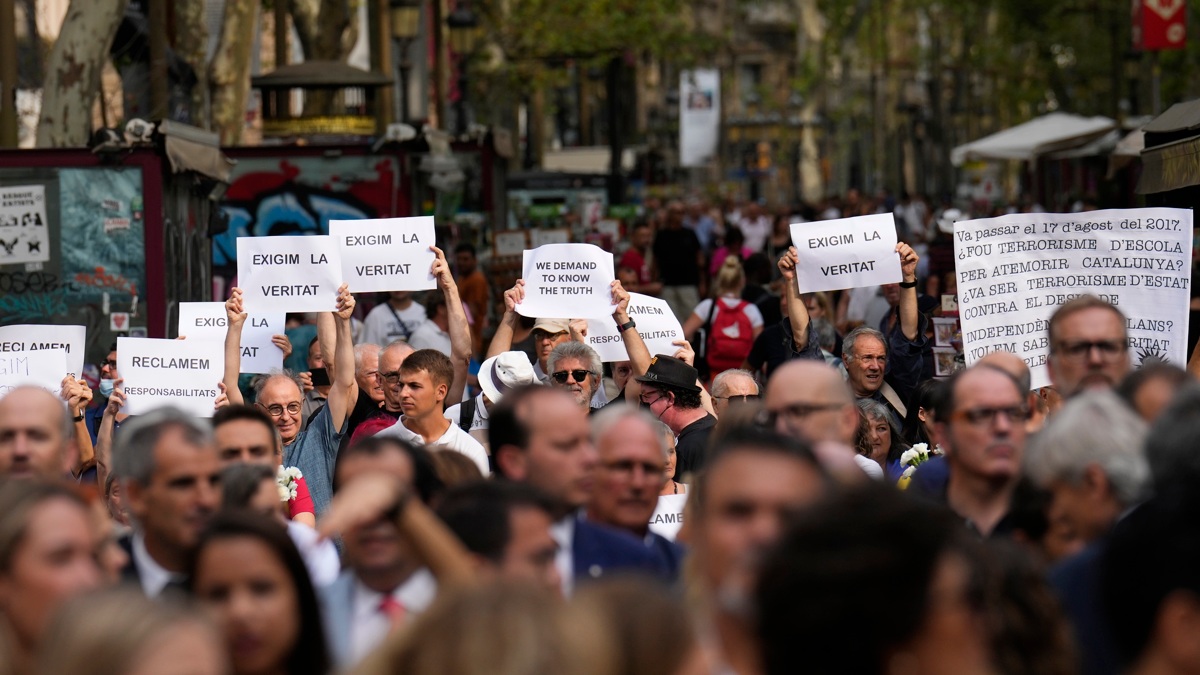 El independentismo rompe el minuto de silencio y boicotea el homenaje a las víctimas del 17-A
