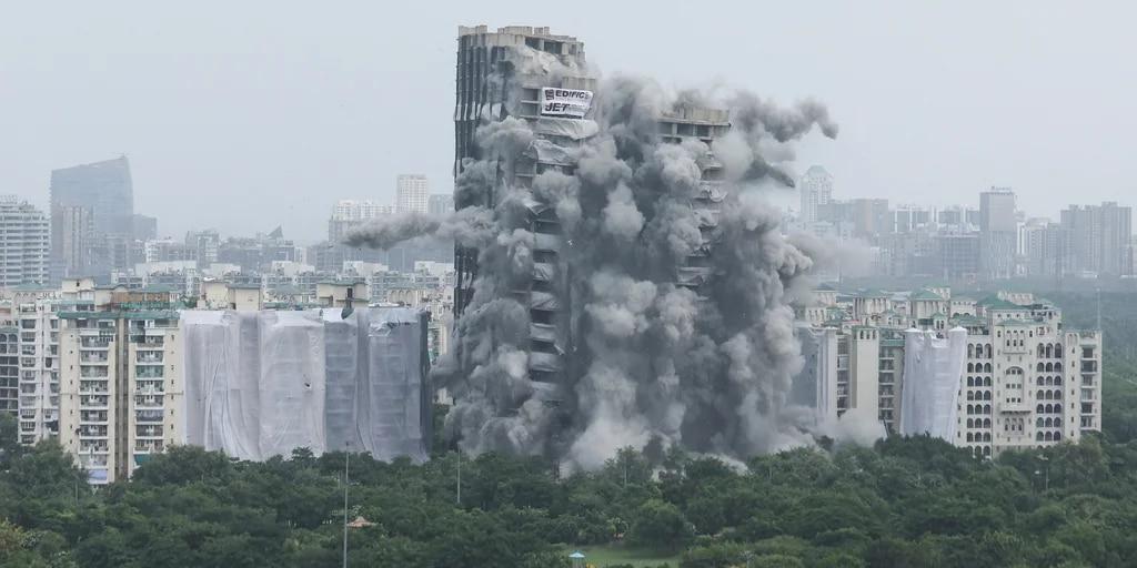 (VÍDEO) La espectacular demolición de 9 segundos de las 'torres gemelas' ilegales de India