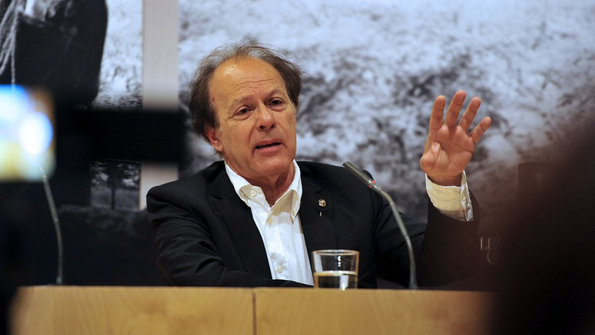 El escritor Javier Marías padece una afección pulmonar de la que está en proceso de recuperación
