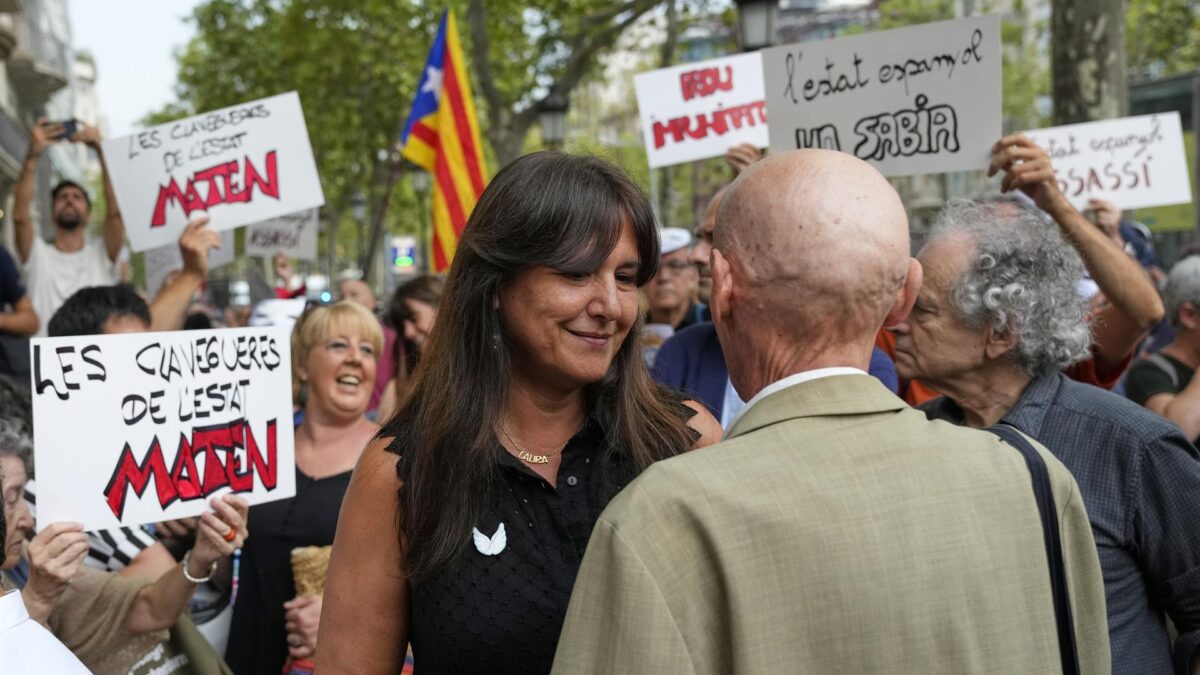 Borràs acude a una protesta conspiracionista sobre los atentados: «El Estado español y el CNI, responsables»