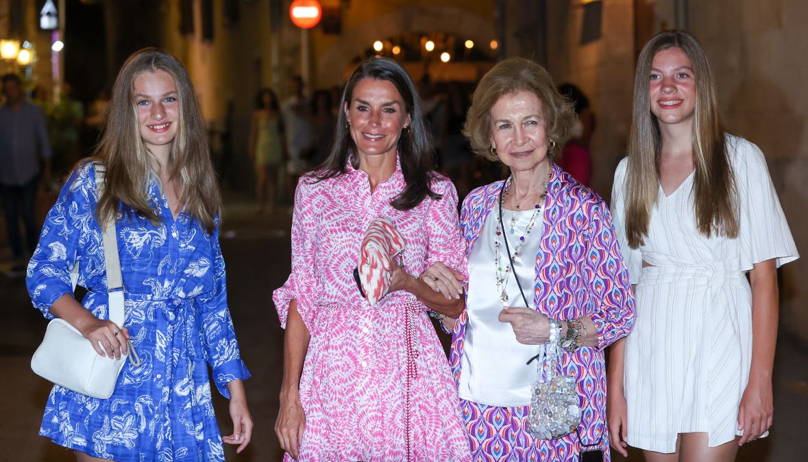 Cena, mercadilllo y moda low cost: la ‘noche de chicas’ de la reina Letizia, sus hijas y doña Sofía