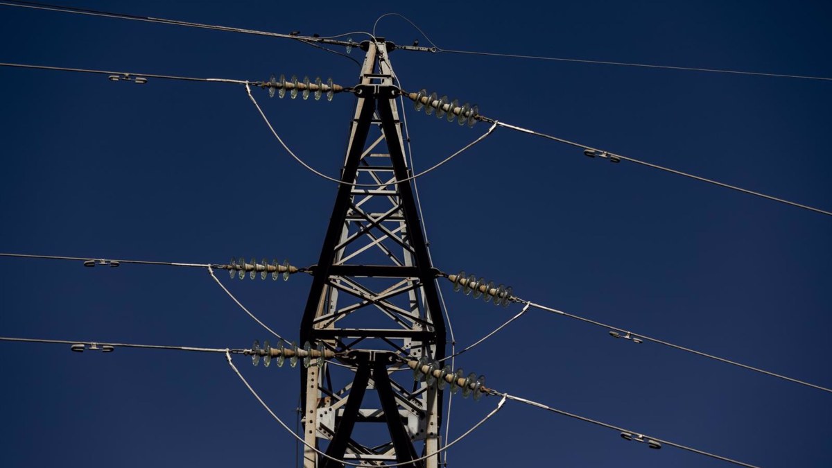 El precio de la luz sube un 12,4% este lunes hasta los 270,24 euros/MWh