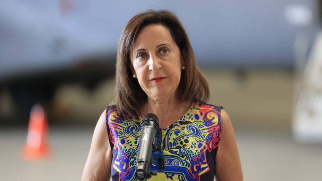 Robles anuncia que Ucrania estudia la compra de tanques «modernos» a España