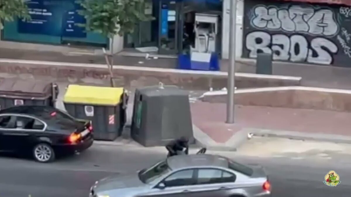 (VÍDEO) Revientan un cajero automático en Madrid y los vecinos corren a recoger los billetes del suelo