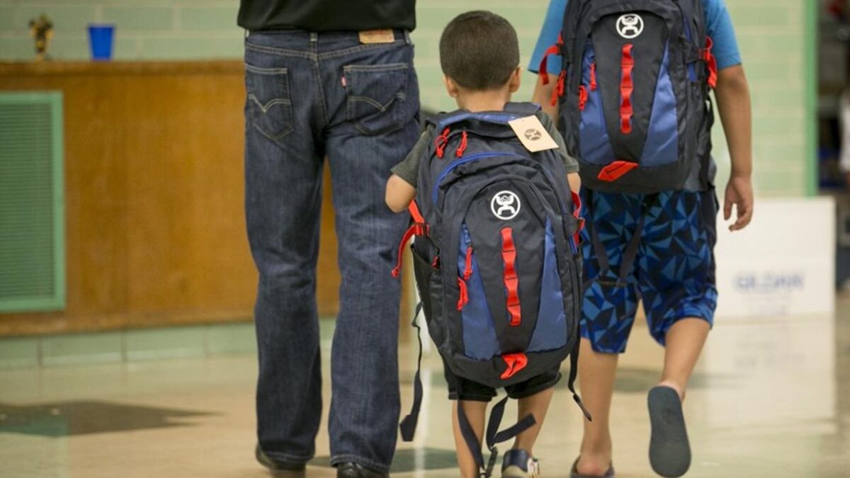 Mochilas antibalas contra la epidemia de tiroteos escolares en EE.UU.