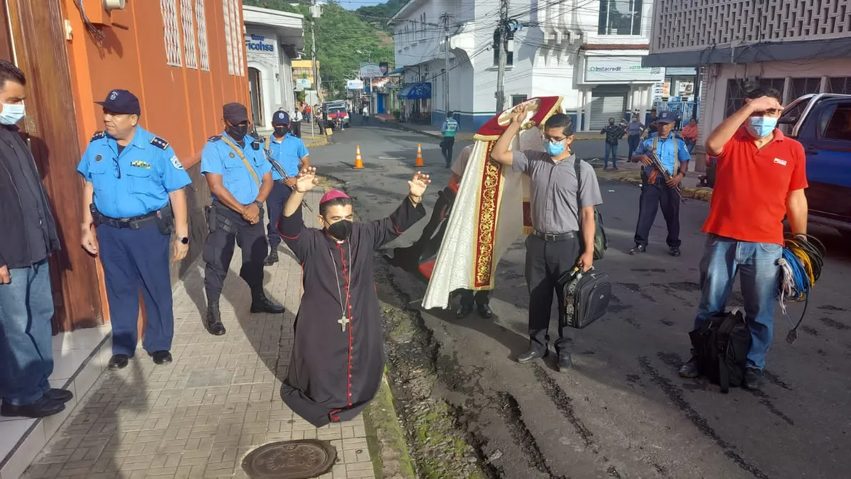 Se agrava el ataque contra la Iglesia en Nicaragua: la policía arresta de madrugada al obispo más crítico con el régimen de Ortega