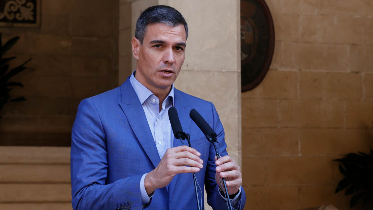 Sánchez anuncia trenes gratis en Baleares y autobuses al 50% en Canarias