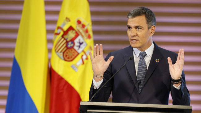 Sánchez, con corbata, defiende evitarla: «Los pequeños gestos logran cambios profundos»