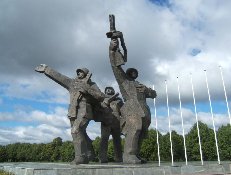 (VÍDEO) Letonia derriba un monumento de la Victoria soviético