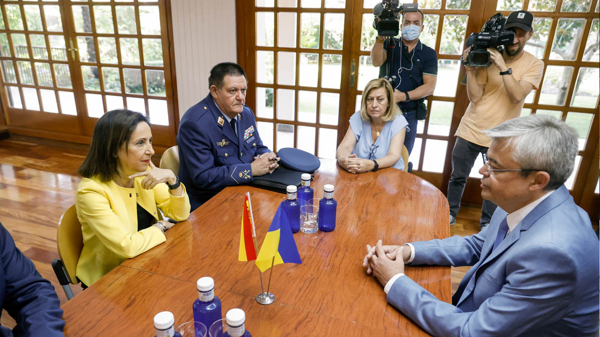 El embajador de Ucrania suplica armas y Robles solo promete el envío de ropa de invierno