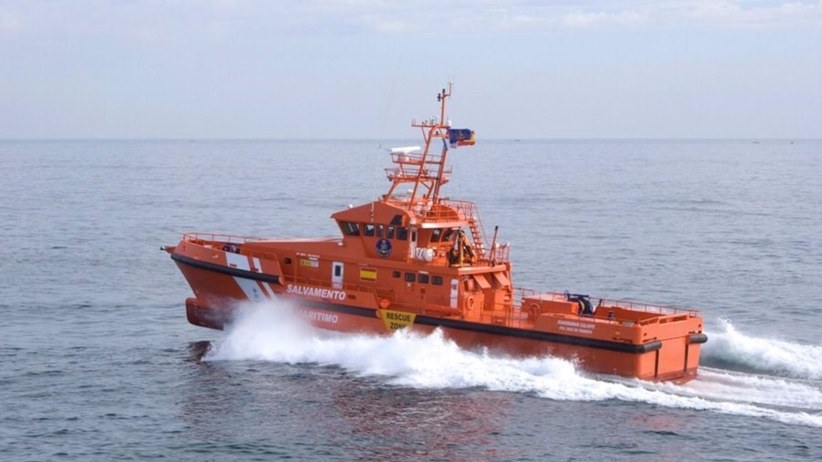 Rescatado un cayuco con 136 inmigrantes a bordo, entre ellos 17 menores, cerca de El Hierro