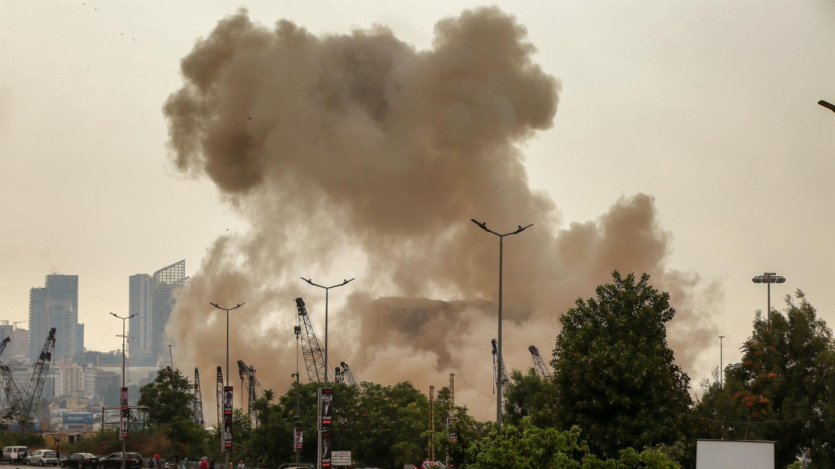 Colapsan los silos que resistían en pie en la parte norte del puerto de Beirut, en Líbano