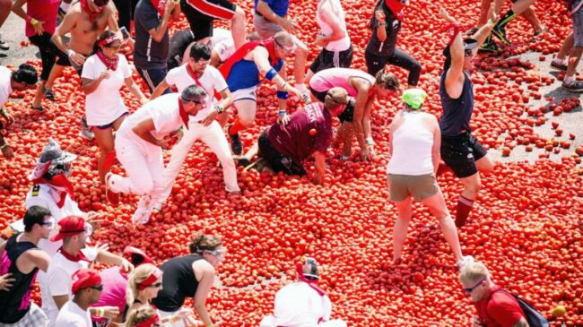 (VÍDEO) Así ha vuelto la Tomatina a Buñol: lanzamiento de 130 toneladas de tomate