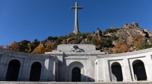 Acusan a una alcaldesa del PP de prevaricar con las exhumaciones en el Valle de los Caídos